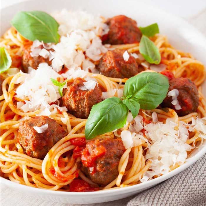 Spaguettis en salsa de tomate con albóndigas